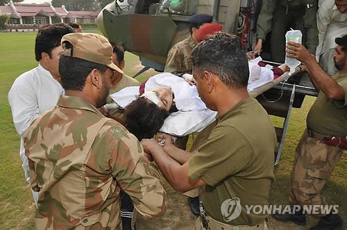 탈레반에 맞서 여성 교육권 주장하다 머리 등에 총격받고 이송되는 유사프자이[EPA=연합뉴스]